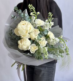 Букет "Nadia" из гвоздик, пионов и маттиолы