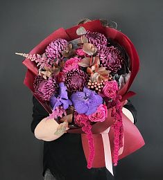 Композиция "Country Charm"  из хризантем, орхидей, роз и голландской зелени