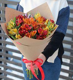 Букет из 11 альстромерий микс в крафте