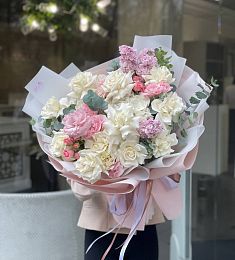 Букет "Жасмин" с гортензий, розой, маттиолой и лизиантусом. 