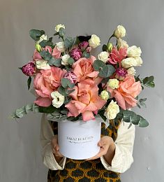 Композиция "Розовый сон" из роз, лизиантусов и пионов в коробке