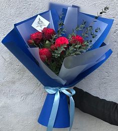 Букет "Дениз" из пионовидных роз и эвкалипта 