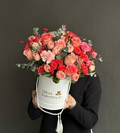 Композиция "Полет бабочек" из гвоздик, роз и спрей роз