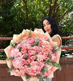 Букет "Бесконечная роскошь" из гортензий и пионовидных спрей роз