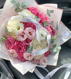 Букет "Нежное сердце" из роз и лизиантусов