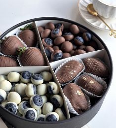 Клубничный бокс "Ардеко" клубника, финики и голубика в итальянском  молочном шоколаде