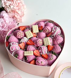 Клубничный бокс "Бабочки в животе" с клубникой в шоколаде и мини шоколадками