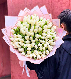 Букет "Без правил" из 101 белого тюльпана в оформлении