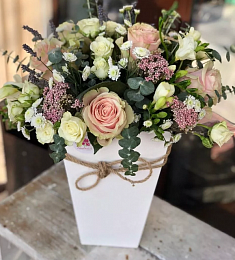Композиция в конусе "Венгрия" с фрезией, хризантемой, лавандой и розами