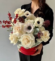 Букет в коробке "Анемона" с розами и анемоной