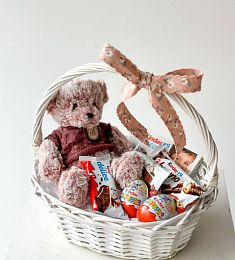 Корзина "Луи" сладости kinder и очаровательный игрушечный мишка в подарок