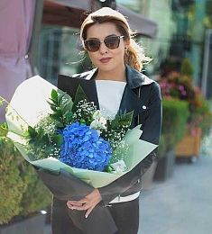 Букет "Битлджус" из гортензий и альстромерий