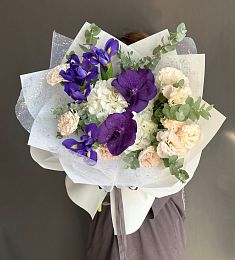 Композиция "Мигель" из гортензий, лизиантусов, ирисов и орхидей