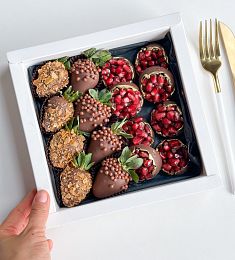 Клубнично-гранатовый бокс "Руби" клубника и гранат в итальянском шоколаде