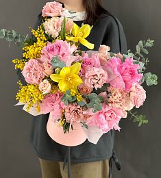 Композиция "Tender Anna" из роз, лизиантусов, тюльпанов и мимозы