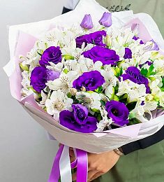 Букет "Хэйли" из лизиантусов и альстромерий