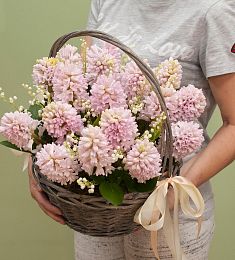 Композиция "Фляйн" из гиацинтов и ландышей в корзине