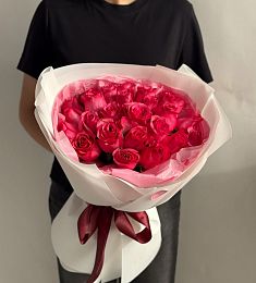 25 малиновых роз в оформлении