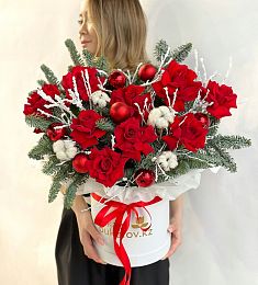 Композиция "Изысканный Балет" из роз, нобилиса и вакциниума