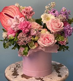 Композиция в коробке "Неожиданная нежность" из роз и гвоздик 