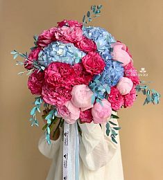 Букет "Адели" с пионом, гортензией и розами