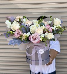 Композиция "Лунная соната" из гвоздик, роз и фрезий