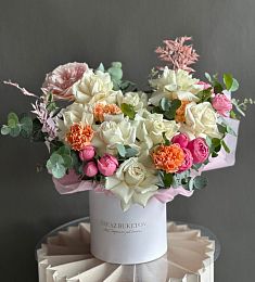 Композиция "Акварельные сны" из гвоздик, роз, эвкалипта и рускуса