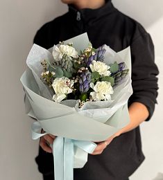 Букет "Цветущий сад" из гвоздик и гиацинтов