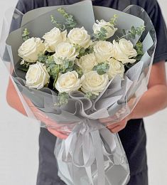 Букет из 13 белых роз "Райский"