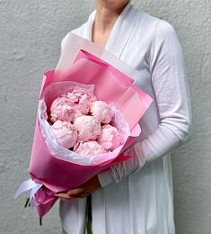 Моно букет из 5 розовых пионов в оформлении