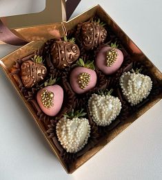 Клубничный бокс "Passionova" клубника в белом, розовом и молочном шоколаде
