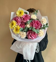 Композиция "Christopher" из гербер, роз и гвоздик