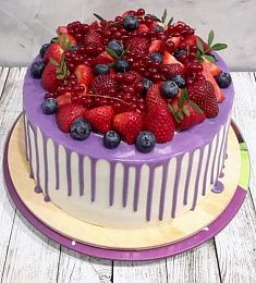 Бисквитный торт с начинкой в ягодном оформлении