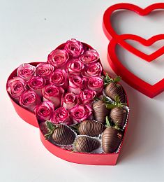 Клубничный бокс с розами "Мадемуазель" S клубника в молочном шоколаде и розы