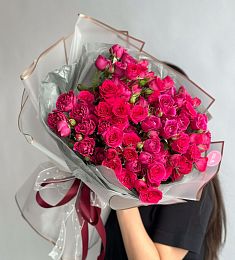 Букет "Ines" из спрей роз в оформлении