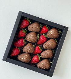 Клубничный бокс "Черный алмаз" клубника в молочном шоколаде