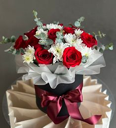 Композиция "Экзотическая Лагуна" из роз и хризантем в коробке