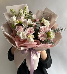 Букет "Frida" из роз, сирени и фрезии