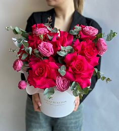 Композиция "Теплое объятие" из роз, спрей роз и эвкалипта в коробке