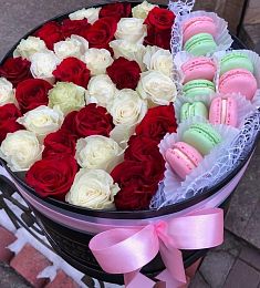 Коробка MAISON с голландской розой и французскими макаронс