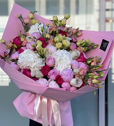 Композиция «Августа Виктория» из роз, пионов, гортензий и лизиантусов