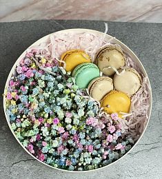 Букет "Marrone" из цветов и макарун