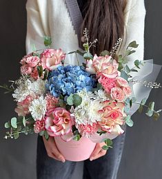 Композиция "Velvet Horizon" из гвоздик, роз, хризантем и гортензии