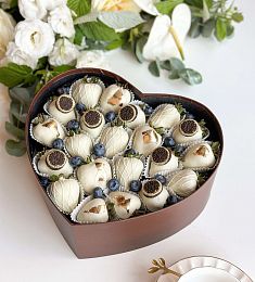 Клубничный бокс "LOVE" M клубника в белом шоколаде и свежая голубика