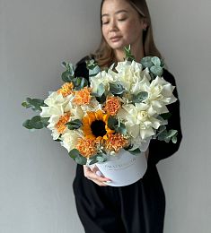 Композиция "Radiant Twilight" из гвоздик, роз, хризантем и подсолнуха