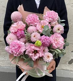 Композиция "Розовый бум" из гвоздик, гиацинтов, лизиантусов и хризантем