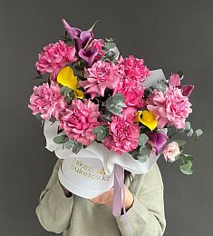 Композиция "Magentify" из роз, калл и эвкалипта