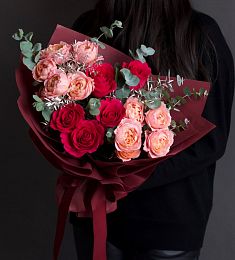 Букет "Волшебная Симфония" из роз и эвкалипта