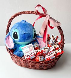 Корзина со сладостями "Забота" игрушка стич и сладости