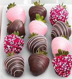 Клубничный бокс "Сахарная пудра" клубника в молочном и  розовом шоколаде